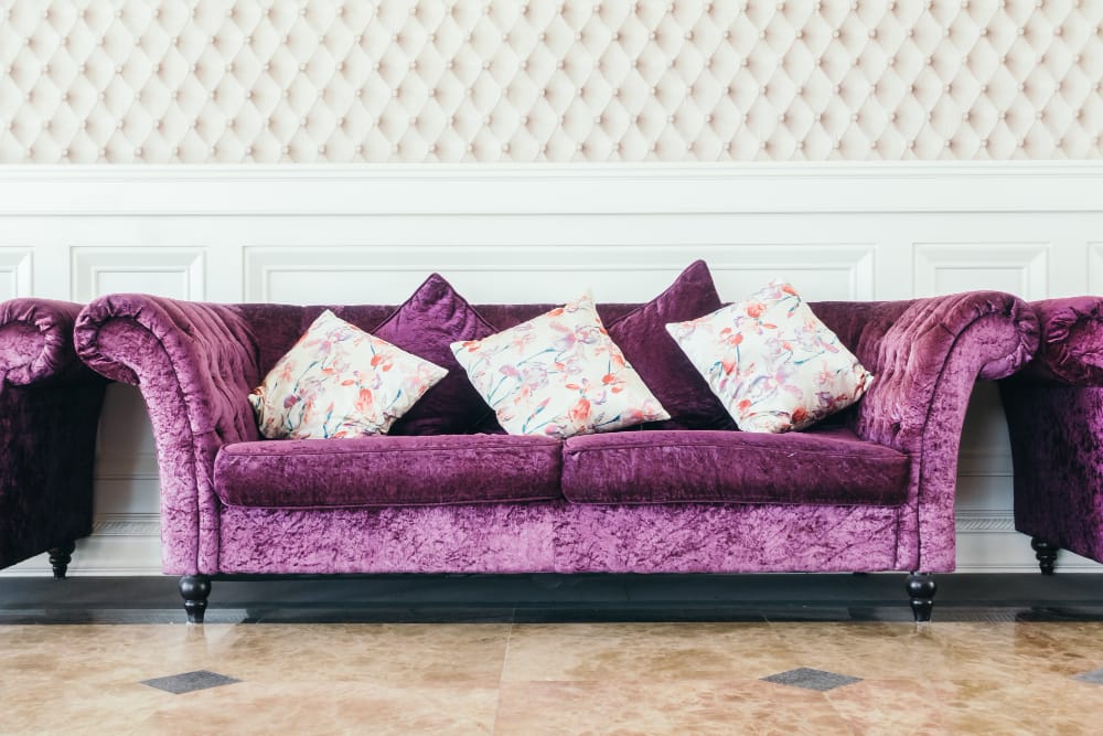 El terciopelo es idóneo para tapizar el sofá y renovar la decoración del salón