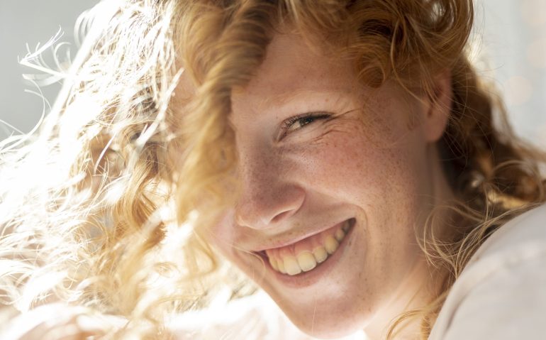 close-up-woman-with-big-smile (2)